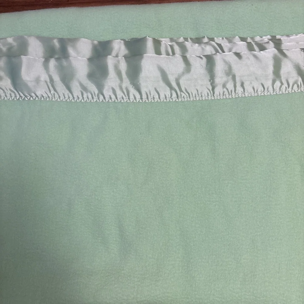 Fieldcrest Touch Of Class Green Satin Edge Blanket USA Virgin Acrylic 66x86 EUC